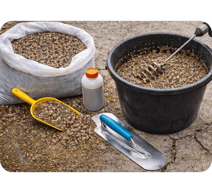 Anmischen von Kies und Bindemittel für verfestigten Terrassenboden durch SACO Haus und Garten