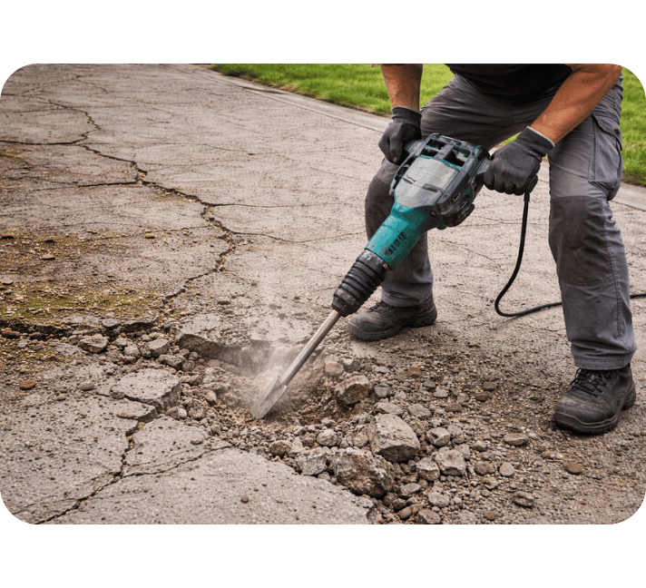 Entfernen der alten Betonschicht vor dem Aufbringen von Kies durch SACO Haus und Garten