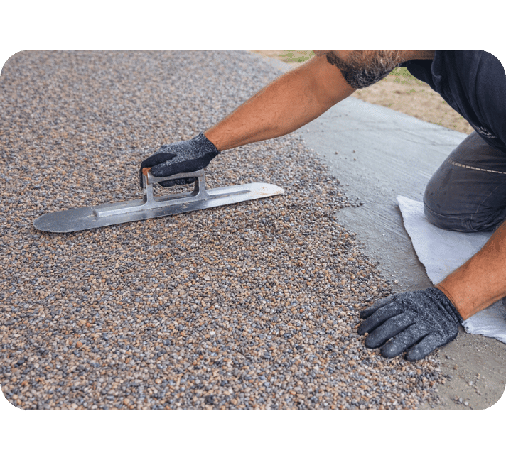 Auftragen von verfestigter Kiesmasse auf Gartenterrasse durch SACO Haus und Garten