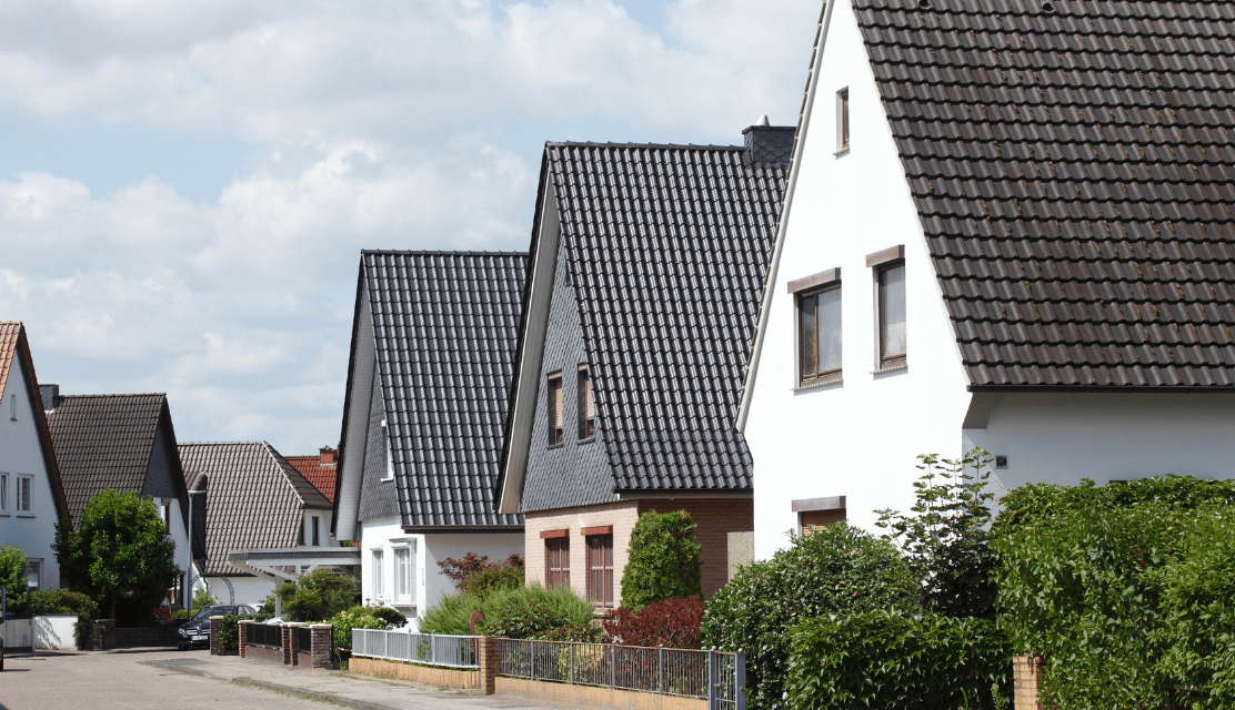 epflegte Außenanlage an Wohnhaus durch SACO
