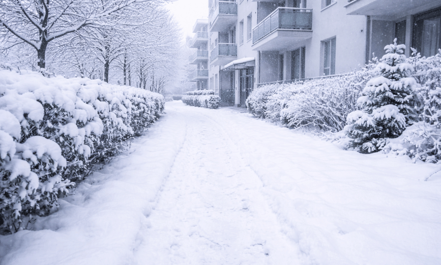 Gehweg nach Neuschnee, zuvor professionell geräumt