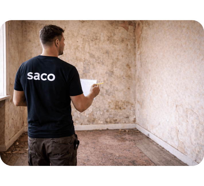 SACO Haus und Garten begutachtet einen Raum vor Beginn der Renovierungsarbeiten