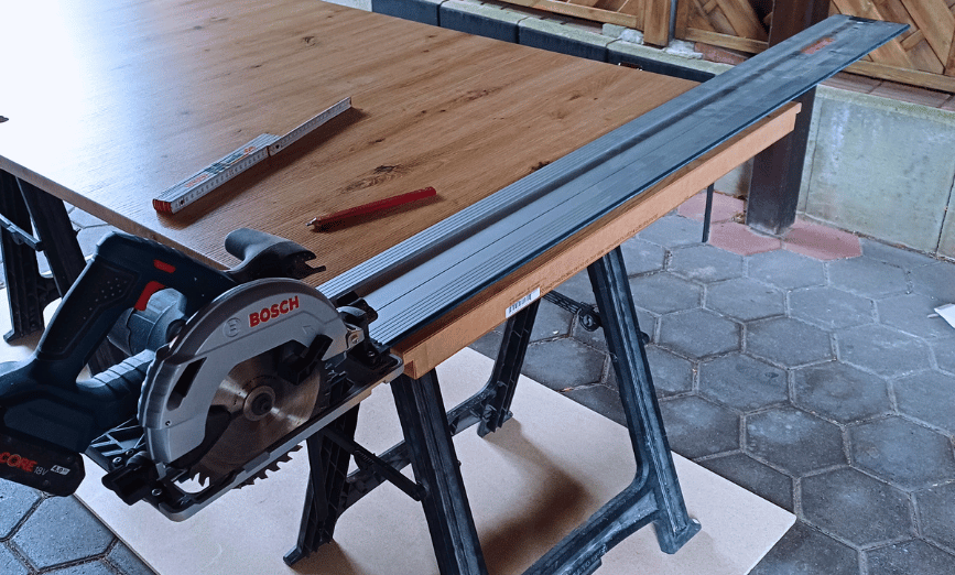 Abmessen und Zuschneiden einer Tür auf Maß mit einer Kreissäge