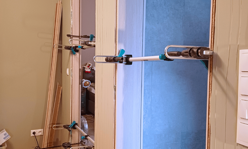 Installation von Türzargen mit eingesetzten Spannstäben während der Montage