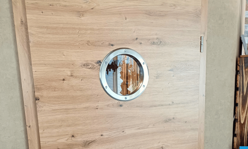 Umbau von Holztür zu neuem Fenster im renovierten Raum