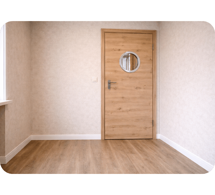 Raum nach Renovierung mit neuer Tür, neuem Boden und neuer Tapete