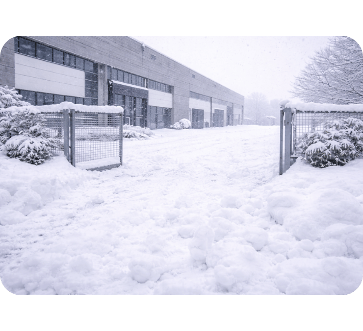 Nicht geräumte Firmenzufahrt im Winter mit starkem Schneefall in Salzgitter