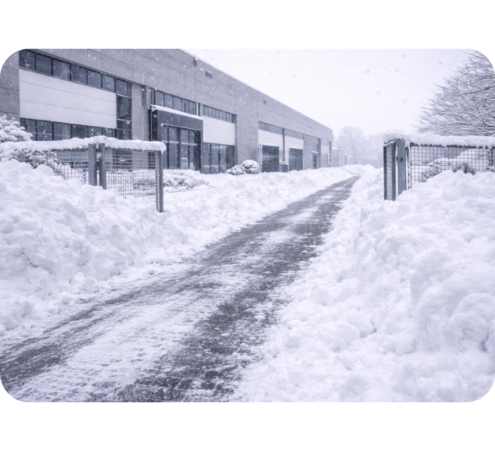 Geräumte Firmenzufahrt im Winter nach professioneller Schneeräumung
